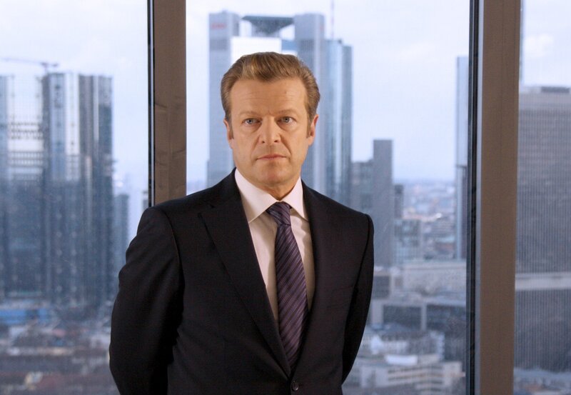 ARD GELD.MACHT.LIEBE, Folge 21, KURSEINBRUCH, Deutschland 2009, Regie Helmut Metzger, am Donnerstag (13.10.11) um 02:35 Uhr im Ersten. Markus (Roland Koch) will in der Bank die Alleinherrschaft zurück erobern. – Bild: „Bild: ARD Degeto/​Tivoli F