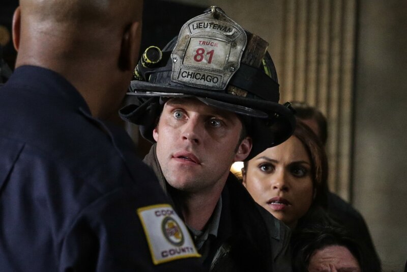 Casey (Jesse Spencer, M.) und der Rest der Crew sind nicht sehr zufrieden mit ihrem neuen Rekruten, der Einsatz in einem brennenden Bürogebäude muss trotzdem glatt über die Bühne laufen … – Bild: NBCUniversal Media, LLC /​ UNIVERSAL CHANNEL