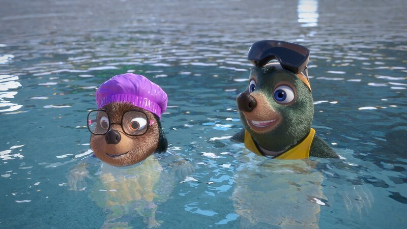 Moley und Dotty fühlen sich pudelwohl im glasklaren Wasser des Sees. – Bild: ZDF und © Two Daughters Entertainment Ltd 2022.