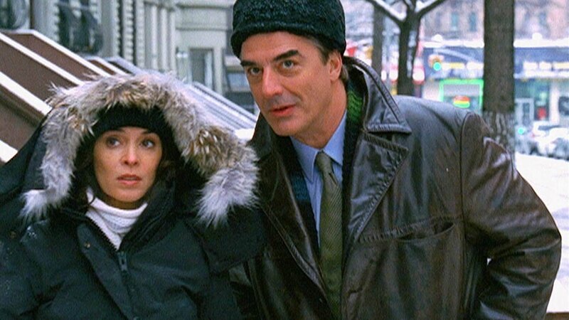 Zwei Schwestern sind auf brutalste Weise umgebracht worden. Mike (Chris Noth) und Carolyn (Annabella Sciorra) befragen die Studienkollegen der Opfer. – Bild: RTL