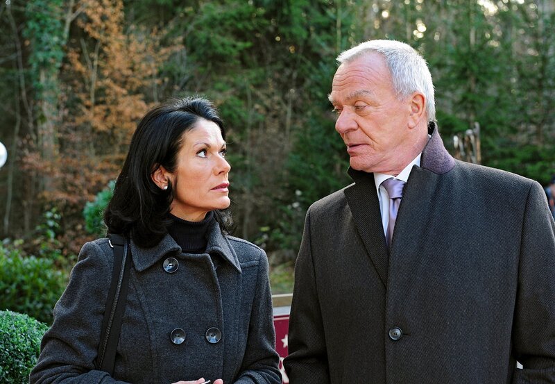 Doris (Simone Ritscher, l.) und Werner (Dirk Galuba, r.) fragen sich, wer in Doris’ Villa eingebrochen ist. – Bild: ARD/​Ann Paur