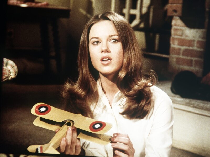 Bobby Storm (Lee Purcell) ist eine waghalsige Luftakrobatin, die John-Boy im Auftrag seiner Zeitung interviewen soll. – Bild: WARNER BROS. INTERNATIONAL TELEVISION