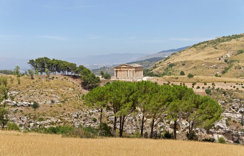 Sizilien, Landschaft mit Tempel (Segesta). – Bild: BR, SWR, Schmidt & Paetzel Fernsehfilme /​ BR/​Schmidt & Paetzel Fernsehfilme/​SWR