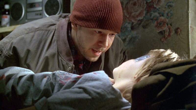 Der kleine Sean (Brawley Nolte) gefesselt und mit verbundenen Augen festgehalten … (Foto, li.: Donnie Wahlberg) – Bild: RTL II