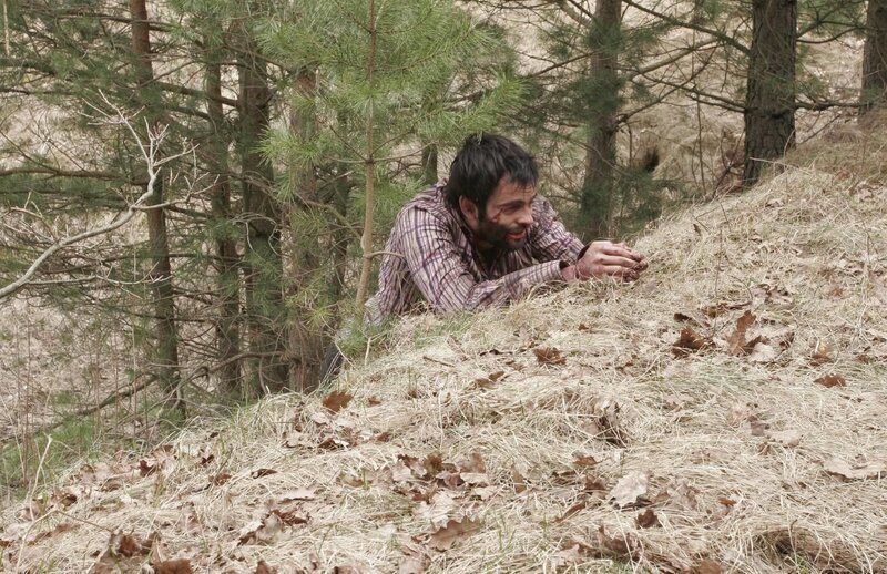 David (Mathis Künzler) konnte sich zwar aus seinem Versteck selbst befreien, ist aber zu schwach, um auf sich aufmerksam zu machen. – Bild: SAT.1 /​ Noreen Flynn /​ Noreen Flynn