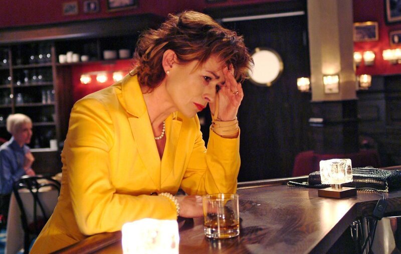 Sophie (Gabrielle Scharnitzky) kann immer noch nicht glauben, wie viel Hassgefühle in Richard stecken … – Bild: SAT.1 /​ Monika Schürle /​ Monika Schürle