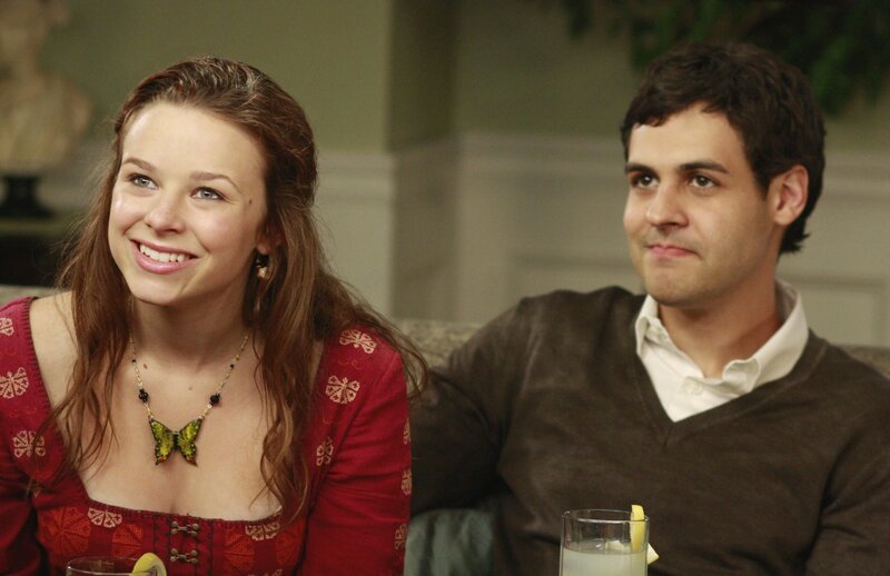 Sind zu Besuch bei Bree und Orson: Danielle (Joy Lauren, M.) und ihr Mann Leo (Andrew Leeds, r.) … – Bild: American Broadcasting Companies, Inc. /​ Ron Tom