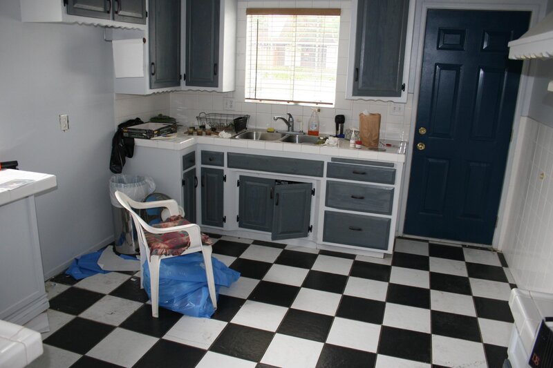 Sieht das Makler-Paar in dieser Küche Potential oder kommt hier Tareks geliebter Vorschlaghammer zum Einsatz? – Bild: © 2016, HGTV/​Scripps Networks, LLC.