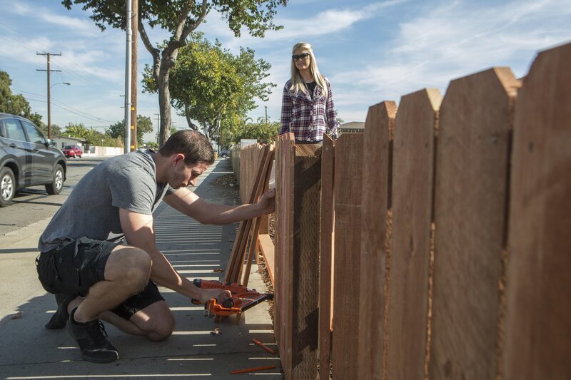Christina (r.) und Tarek (l.) geben ihr Bestes, um den Garten direkt an der viel befahrenen Straße so schön und sicher wie möglich zu machen. Wird es ihnen gelingen, den Lärm auszublenden? – Bild: © 2015, HGTV/​Scripps Networks, LLC. All Rights Reserved /​ Gilles Mingasson /​ Gilles Mingasson