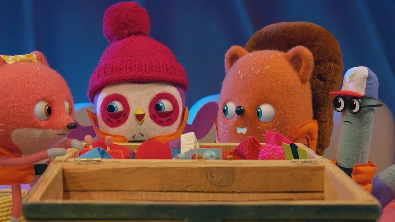 Becca und ihre Bande entdecken im Bauch des Riesenfischs Gill eine ganze Kiste voller Fundsachen. – Bild: NDR/​JAM Media