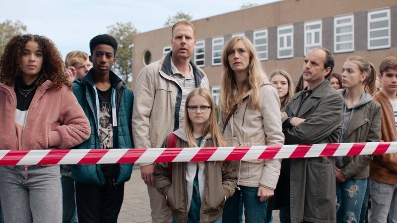 Floor (Bobbie Mulder) und ihre Eltern beobachten, was in der Schule vor sich geht. – Bild: NDR/​NL Film