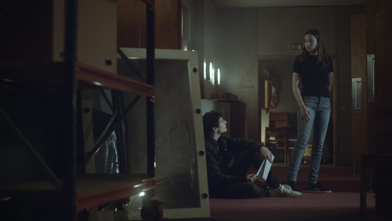 Anna (Fanny Bornedal) und Janus (Jacob Ottensten) unterhalten sich. – Bild: BR/​DR/​Jesper Tøffner