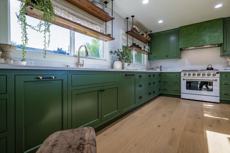 Emma Roberts, with the help of Drew and Jonathan Scott, surprises her „honorary aunt“ Mela with a custom remodel to better suit her lifestyle, as seen on Celebrity IOU. – Bild: Warner Bros. Discovery, Inc. or its subsidiaries and affiliates