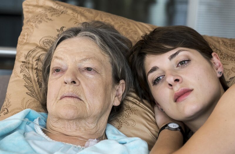 Luise (Friedericke Frerichs, l.); Theresa (Katharina Nesytowa, r.) – Bild: Jens-Ulrich Koch