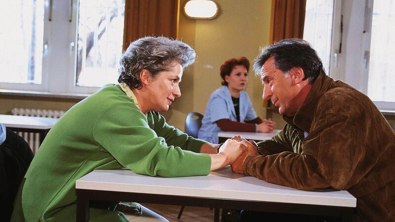 Uschi (Barbara Freier) erzählt ihrem Ehemann Wolfgang (Klaus Wennemann), daß sie bald einen Freigang bekommt. – Bild: RTL