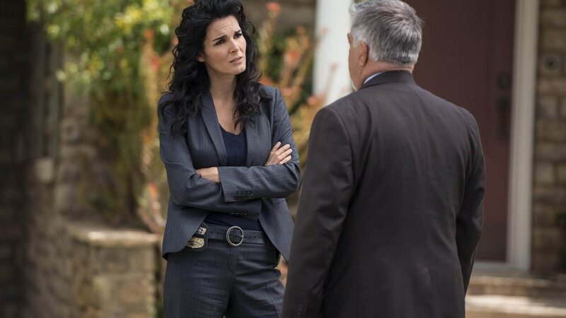 Jane Rizzoli (Angie Harmon) erfährt von ihrem Kollegen Vince Korsak (Bruce McGill), dass er mit dem Gedanken spielt, sich zur Ruhe zu setzen. – Bild: MG RTL D /​ Warner Bros.