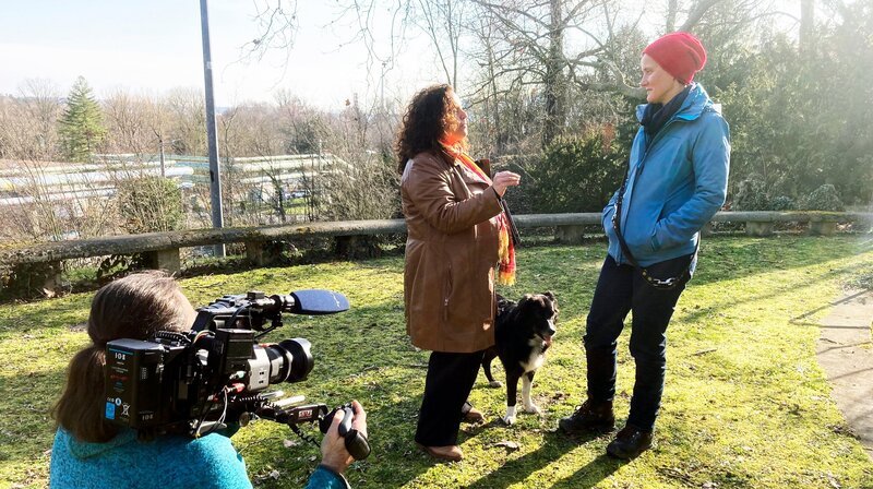 Autorin Nadja Malak im Gespräch mit Dr. Juliane Bräuer, die am Max-Planck-Institut Jena Hundeforschung betreibt. – Bild: MDR/​Christian Baum