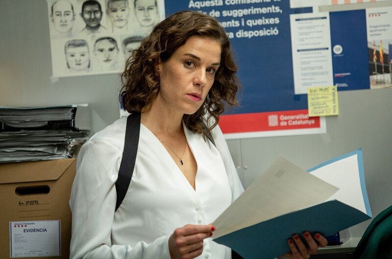 Fina (Anne Schäfer) sichtet alte Fälle. – Bild: ORF/​Degeto/​Andrea Resmini