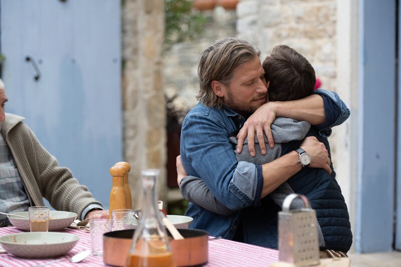 Geschafft! Alex Häverkamp (Sebastian Ströbel, M.) kann seinen Sohn Felix (Benjamin Raue, r.) in Roberto Rinaldis (Sandro Di Stefano, l.) Garten endlich wieder in die Arme schließen. – Bild: Georges Pauly /​ ZDF