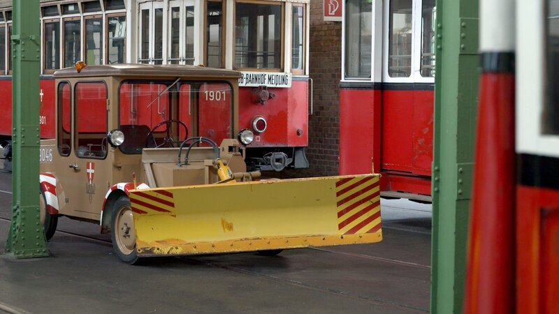 Remise, altes Schneeräumfahrzeug. – Bild: ORF/​Clever Contents
