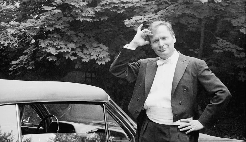 Sternstunde Musik – Ivry Gitlis – Von der Kunst, (k)ein Geiger zu sein. Ivry Gitlis wirft sich für das Foto in Pose. – Bild: SRF/​Les Films d’ici