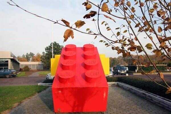 Am Eingang grüßt ein gigantischer Lego-Stein. – Bild: National Geographic Channel