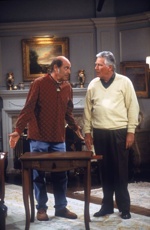 r: Edward Montgomery (Mitch Ryan) und l: Larry Finkelstein (Alan Rachins) – Bild: Disney; Disney•Pixar; Lucasfilm LTD; Marvel