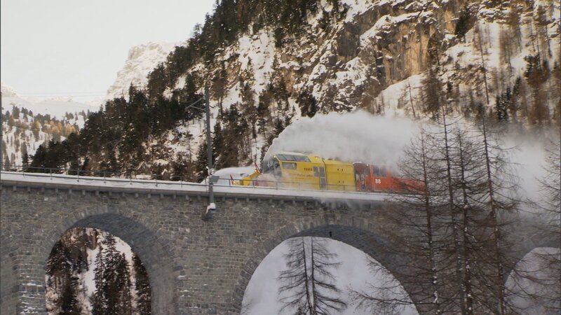 Im Winter muss regelmäßig meterhoher Schnee von der Bahnstrecke geräumt und die Tunnel der Albula- und der Berninalinie von Eis befreit werden. – Bild: Exploration Production Inc./​ WeltN24 GmbH