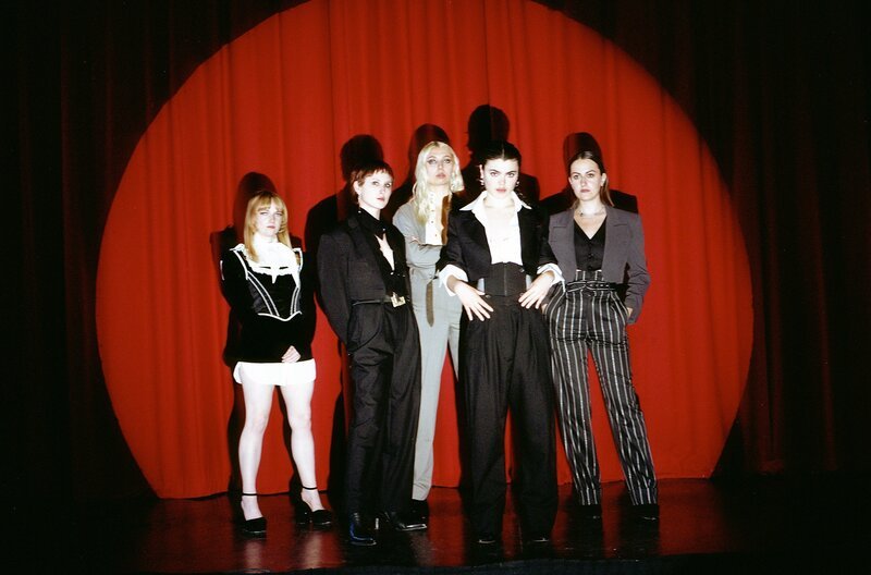 mit dabei: The Last Dinner Party. – Bild: SWR/​Universal/​Cal McIntyre