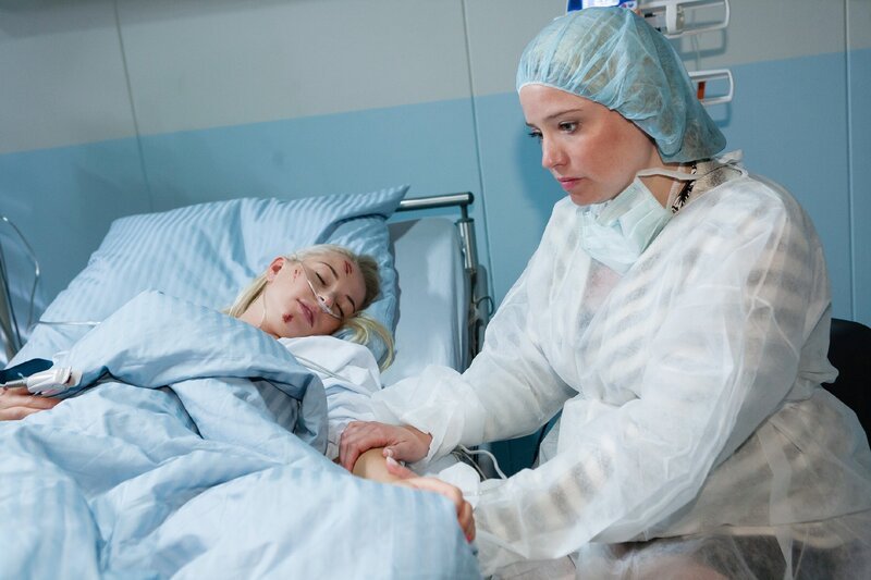 Bea (Caroline Maria Frier, r.) hofft inständig, dass Julia (Jenny Bach) wieder aufwacht. – Bild: RTL