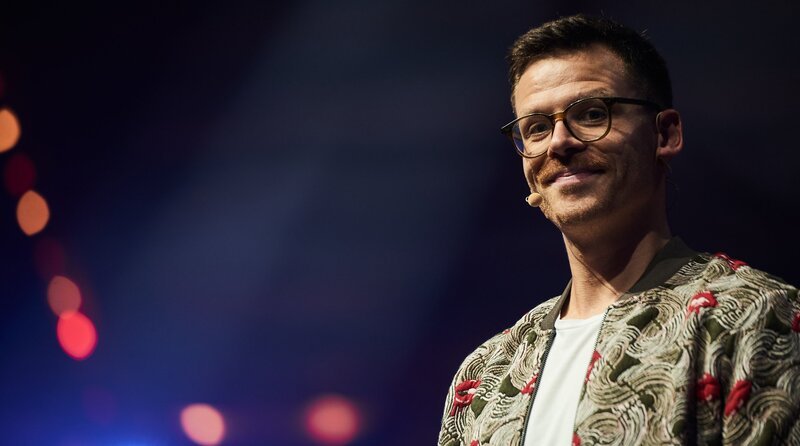 Der beliebte Comedian Martin Frank verbindet Gegensätze: den niederbayerischen Bauernhof mit der Late Night Show oder Comedy mit Opernklängen. Deshalb weiß er auch mit unterschiedlichen Befindlichkeiten in Stadt und Land umzugehen. Das Patriarchat im Hühnerstall, die Rettung der Pinguine oder Hotel-Lichtschalter, die ihn in den Wahnsinn treiben. Mit seinem neuen Bühnenprogramm „Wahrscheinlich liegt’s an mir“ begeistert er sein Publikum im Circus Krone: große Unterhaltung in grandioser Kulisse. – Bild: BR/​Agentur Zweigold/​Christian Geisselmann