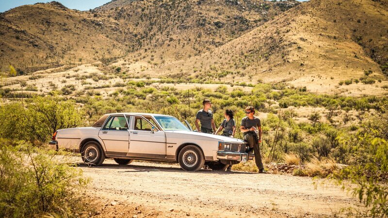 Die drei Kadetten Rutger de Man (Josha Stradowski, l.), Leyla Demir (Sinem Kavus, M.) und Guus Walema (Soy Kroon, r.) machen sich auf die gefährliche Suche nach ihrem verschwundenen Kameraden. Dieser ist in der Wüste abgestürzt und seit dem Flugunfall nicht mehr auffindbar. – Bild: ZDF und Christopher Scott