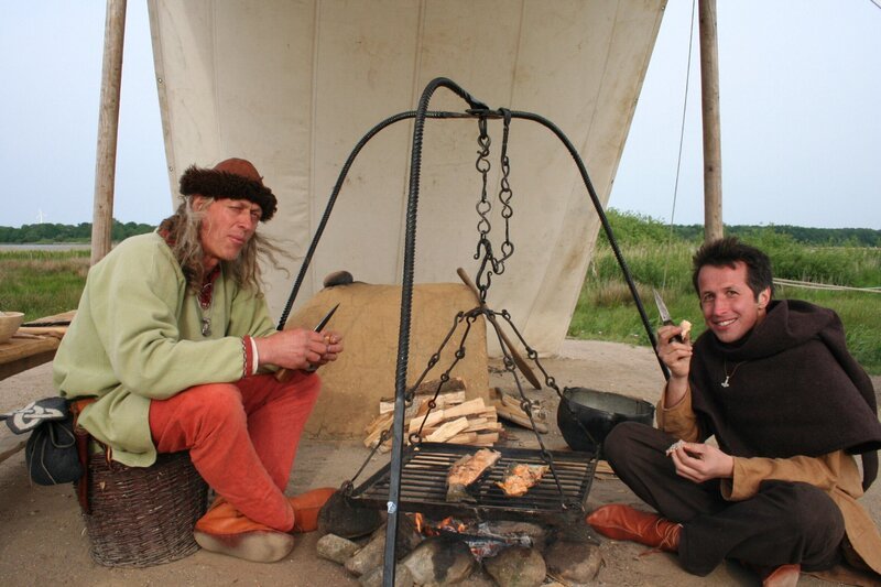 Willi und Wikingerexperte Reinhard Erichson. – Bild: BR/​megaherz gmbh