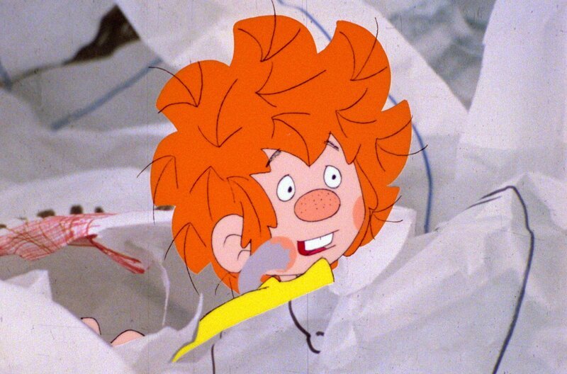 Der Pumuckl geht in die Schule. Als er in einen Papierkorb hüpft, bleibt er an einem Kaugummi kleben und wird sichtbar. – Bild: BR/​Infafilm GmbH/​Original-Entwurf „Pumuckl“-Figur: Barbara von Johnson