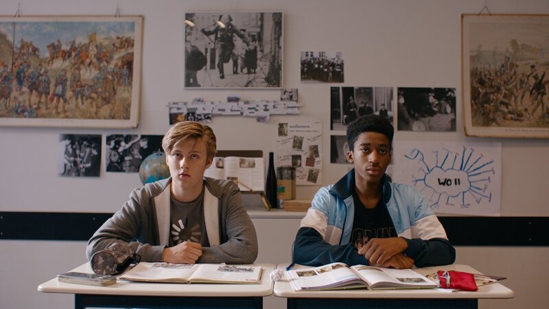 Kees (Ole Kroes, li.) und Jeroen (Genesis Akesson, re.) beim Geschichtsunterricht. – Bild: NDR/​NL Film