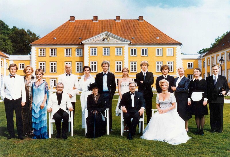 v.l.n.r.: Sigmar Solbach (Jan Balbeck), Ruth-Maria Kubitschek (Margot Balbeck), Susanne Uhlen (Kitty Balbeck), Jürgen Goslar (Max von Guldenburg), Wilfried Baasner (Achim Lauritzen), Iris Berben (Evelyn Lauritzen), Brigitte Horney (Herta von Guldenburg), Wolf Roth (Thomas von Guldenburg), Katharina Böhm (Nane von Guldenburg), Karl Heinz Vosgerau (Martin von Guldenburg), Jochen Horst (Sascha von Guldenburg), Christiane Hörbiger (Christine von Guldenburg), Alexander Wussow (Tobias Kröger), Veronika Hintringer (Leni), Friedrich Schütter (Kurt Kröger). – Bild: ORF