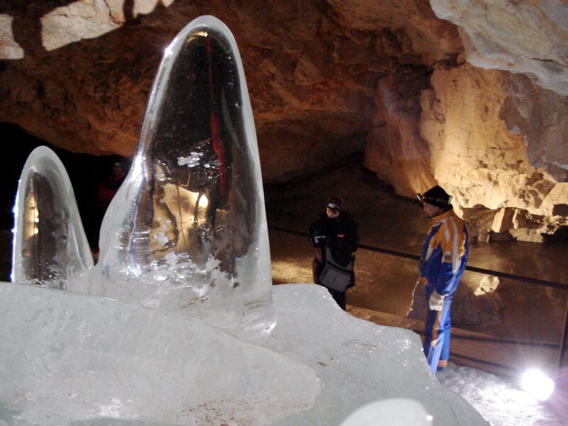 Dreharbeiten in der Eishöhle, Kameramann Alex Proschek – Bild: ORF/Kurt Lindner Dreharbeiten in der Eishöhle, Kameramann Alex Proschek – Bild: ORF/Kurt Lindner