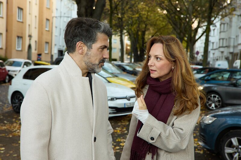 Dana (Viola Wedekind) versucht betont beiläufig, Unfrieden zwischen Ute und Ferhat (Harun Yildirim) zu säen. – Bild: RTL /​ Kai Schulz /​ Verlockende Falle