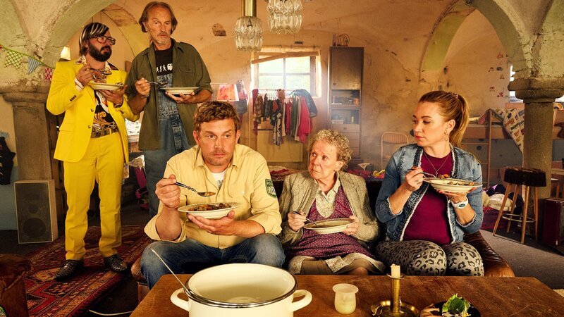 Oma Eberhofers (Enzi Fuchs, Mitte) Kochkünste sind Krisenfest. Flötzinger (Daniel Christensen), Papa Eberhofer (Eisi Gulp), Franz Eberhofer (Sebastian Bezzel) und Susi (Lisa Maria Potthoff) genießen ihre Mahlzeit. – Bild: ZDF und ARD Degeto/​BR/​Constantin Film/​Bernd Schuller