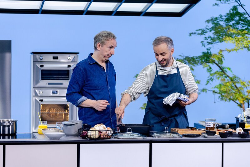 Moderator Jan Böhmermann (r.) gemeinsam mit seinem Gast, dem Sänger und Podcast-Kollegen Olli Schulz (l.), in der Küche von „Böhmi brutzelt“. – Bild: ZDF und Lennart Speer.