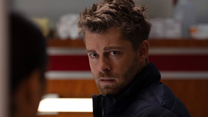 Chicago Med Staffel 10 Folge 12 Er fühlt sich gestresst: Luke Mitchell als Dr. Mitch Ripley – Bild: SRF/​NBC Universal