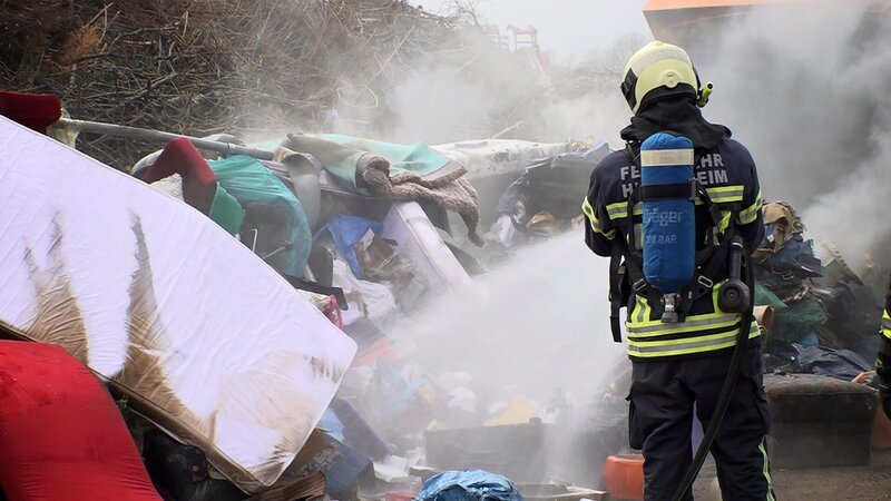 Der Feuerwehrmann löscht das Feuer – Bild: Warner Bros. Discovery