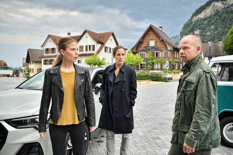 Die Kommissare Zeiler (Nora Waldstätten, l.) und Oberländer (Matthias Koeberlin, r.) treffen am Tatort auf Mia Burgstaller (Katharina Lorenz, M.), die Anwältin des Tatverdächtigen. – Bild: Patrick Pfeiffer /​ ZDF
