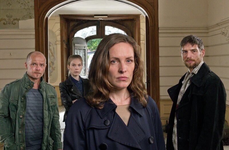 v.li.: Matthias Koeberlin (Micha Oberländer), Nora Waldstätten (Hannah Zeiler), Katharina Lorenz (Mia Burgstaller), Robert Finster (Jakob Stocking). – Bild: 3sat