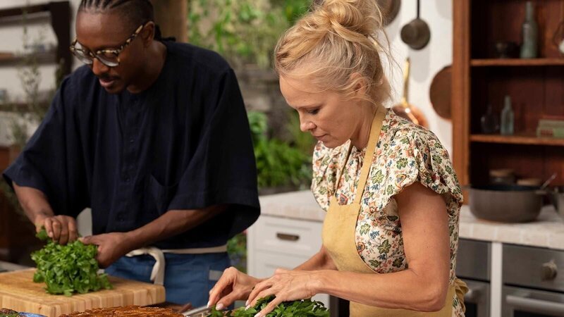 Gregory Gourdet und Pamela Anderson. – Bild: RTL /​ Corus Entertainment