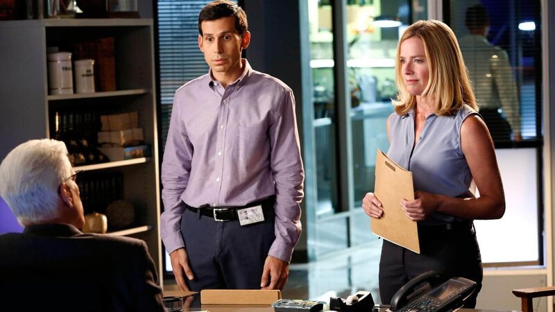 Über die Personalakte ihres Kollegen finden D.B. Russell (Ted Danson, l.), Henry Andrews (Jon Wellner) und Julie Finlay (Elisabeth Shue) heraus, dass Detective Brenner das Opfer als Spitzel für die Strafverfolgung eingesetzt hat. – Bild: MG RTL D