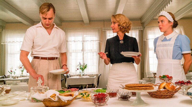 v.l.n.r.: Leslie Frigh (Lue Dittmann Støvelbæk), Nana (Laura Kronborg Kjær) und Alice Frigh (Anette Støvelbæk) – Bild: WDR /​ Mike Kollöffel