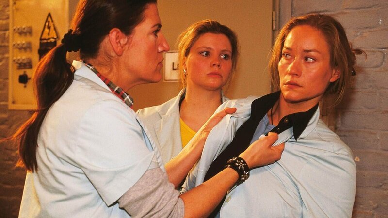 Vivi (Annette Frier, M.) konnte im letzten Moment verhindern, daß Walter (Katy Karrenbauer, l.) einem Mordanschlag von Dagmar (Kristiane Kupfer) zum Opfer fällt. Walter geht auf Dagmar los. – Bild: RTL