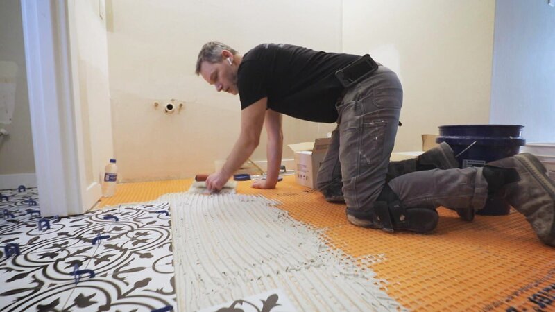 Ein Ehepaar möchte sein Haus verkaufen und in die Berge ziehen, aber ihr altes Eigenheim kann nicht mit den neuen Häusern in der Nachbarschaft konkurrieren. Um einen guten Preis zu bekommen, modernisieren Lyndsay und Leslie das Haus und gestalten es in im angesagten Landhaus-Stil, damit es für anspruchsvolle Käufer attraktiv wird – und mit Charme überzeugt. Denn damit können selbst die Neubauten in der unmittelbaren Nachbarschaft nicht mithalten. – Bild: HGTV