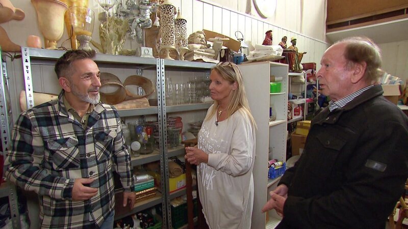 Trödelprofi Mauro (li.) mit Uta und Peter – Bild: RTLZWEI